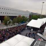 Migliaia di visitatori ammassati in attesa di entrare all'Expo di Milano
